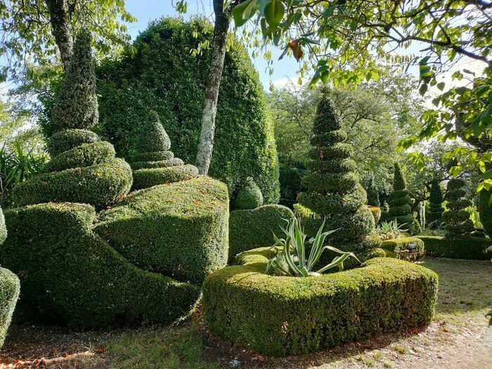 Freie oder geführte Besichtigung des Buchsbaumgartens in Formschnitt, des Gemüsegartens, des Labyrinths und der Sammlungen von Topfpflanzen. Ein Hinterhof vervollständigt den Besuch.