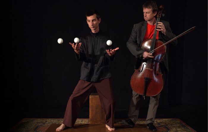 Dans ce spectacle facétieux, les balles volent et rebondissent comme les notes d’une mélodie de J.-S. Bach. Le violoncelliste joue le charmeur de jongleur, à moins que cela ne soit le jongleur...