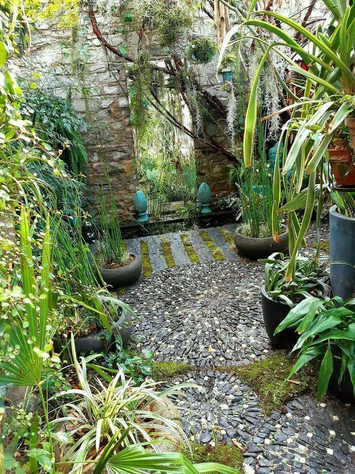 Der Garten von Bésignoles ist eine kleine Ecke der Exotik in Privas in der Ardèche. Dieser intime Garten ist in einer Reihe von Räumen mit verschiedenen immersiven Stimmungen angelegt. Die Anwesenheit