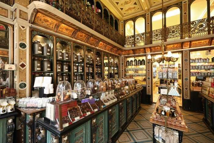 Plongez au cœur de l’histoire de la célèbre pâtisserie-chocolaterie Méert et de la Maison natale Charles de Gaulle.