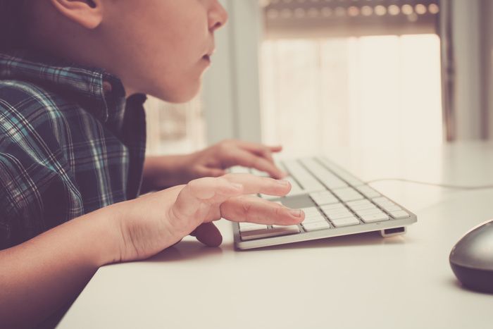 Par l'intermédiaire de jeux vidéo, apprendre aux plus jeunes à utiliser la souris et le clavier.