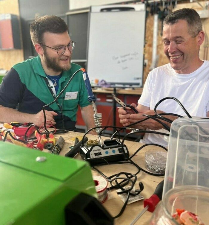 Un repair café avec les bénévoles de Repair café en Pévèle