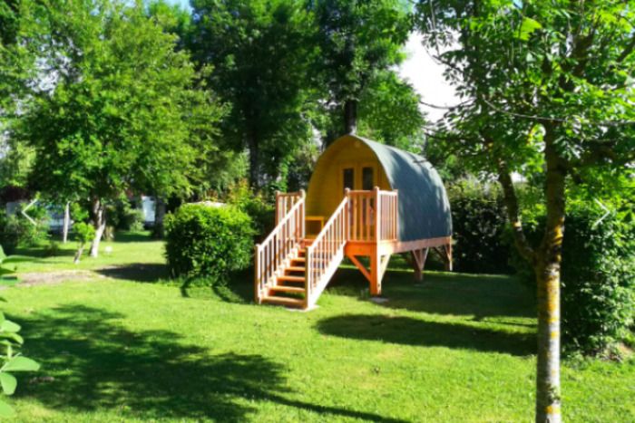 Entdecken Sie diesen Campingplatz in idealer Lage am Rande der Cure in einer ruhigen und bewaldeten Gegend.