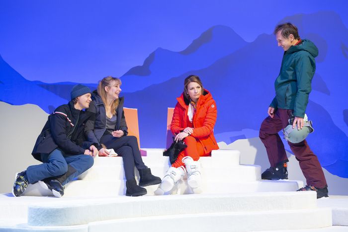 De Ruben östlund | Mise en scène : Salomé Lelouch | Avec Alex Lutz et Julie Depardieu