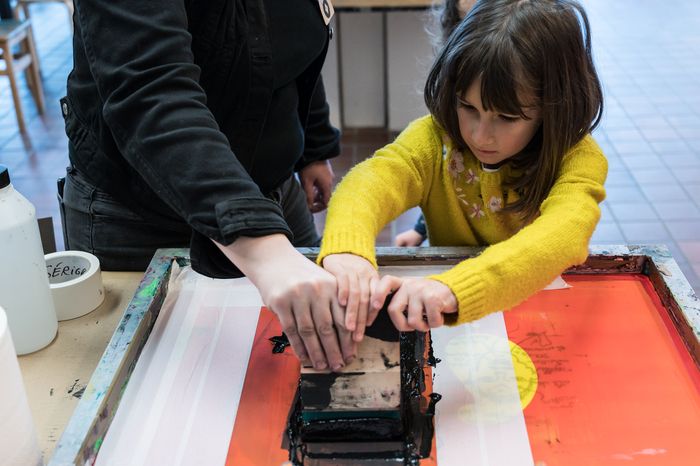 Découvrez en famille une technique d'art plastique  !