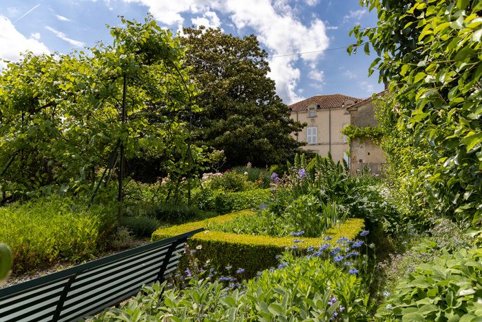 Antony Vrignon, der Gärtner gibt Ihnen einen Termin von 15 bis 17 Uhr für die Führung durch den Garten des Geburtshauses von Jean de Lattre, Marschall von Frankreich