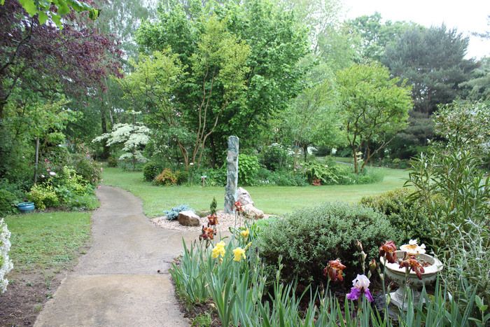 Dieser frei inspirierte, bewaldete Garten mit Schatten- und Halbschatten-Atmosphäre begann vor 35 Jahren. Duftende Pflanzen, winterliche Blüten und herbstlich schön gefärbtes Laub wurden...