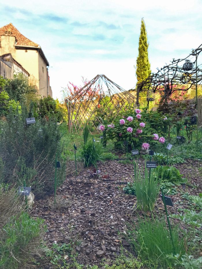 Einmal im Jahr öffnet sich der private Garten «Aus der Norm» für Sie; bestehend aus hundert mehrjährigen, aromatischen, farbigen, ewigen Gemüse... etc