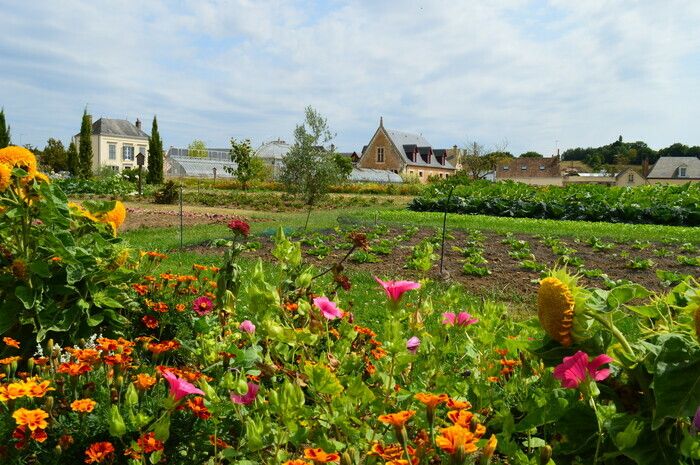 Kommen Sie kostümiert zum Thema Ende des 19\. Jahrhunderts und ermutigen Sie die Maler der Kulturvereinigung! Wir laden Sie auch ein, ein Picknick in unserem schönen Garten zu machen!