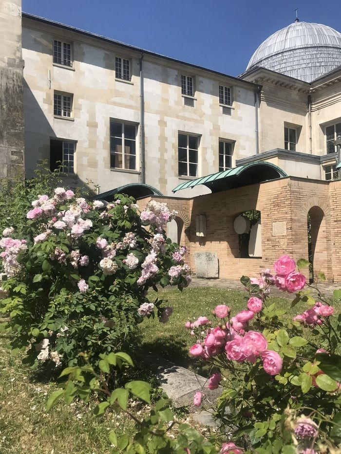 Diese Tour führt Sie von den Rosen von Descemet, die 1804 in Saint-Denis geschaffen wurden, bis zu den Gedichten von Paul Eluard, der dieser «Königin der Blumen» viel Raum gab. Kommen Sie zahlreich, u