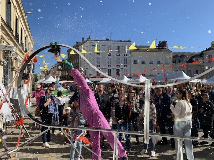 Une installation artistique interactive sur la Place Aristide Briand, avec la présence du Père Noël.