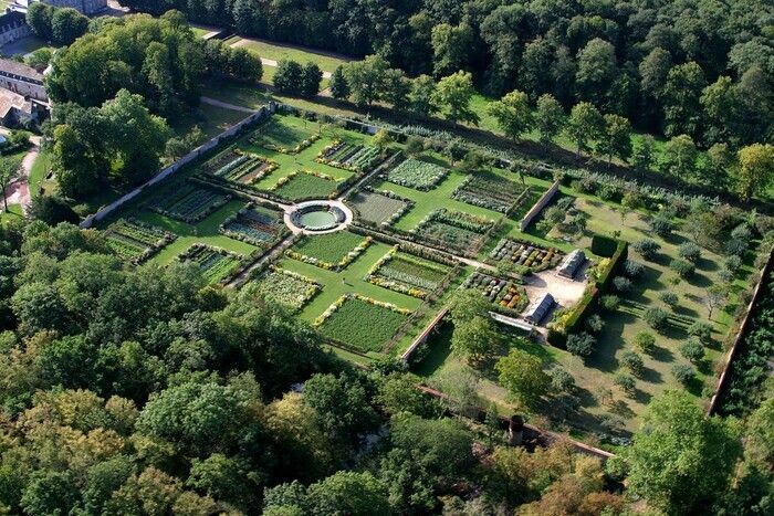 Entdecken Sie einen der wenigen Gemüsegärten von Château, der bis heute erhalten geblieben ist. Als historisches Denkmal eingestuft und mit dem Label "Jardin Bemerkenswerte" ausgezeichnet, gehört es z