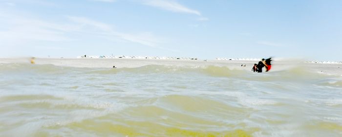 Sous la forme d'une cartographie monumentale présentée In Situ, l'exposition photographique FLOW de Carl Cordonnier interroge la problématique de la submersion marine dans la Baie de Somme.