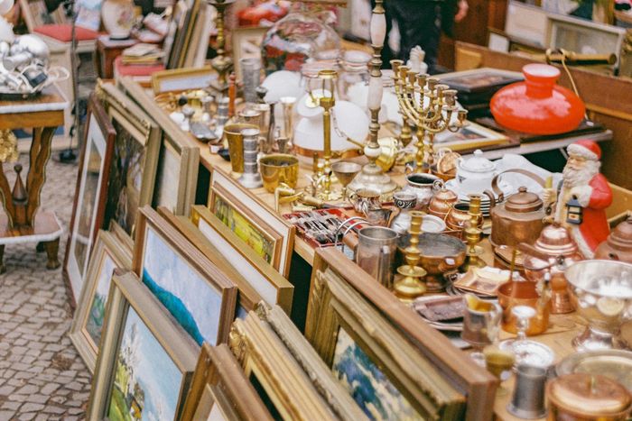Le Comité des fêtes de Senlis organise sa grande brocante de la Saint-Rieul avec plus de 100 emplacements. Brocante prisée à la fois par les chineurs mais aussi par les particuliers.