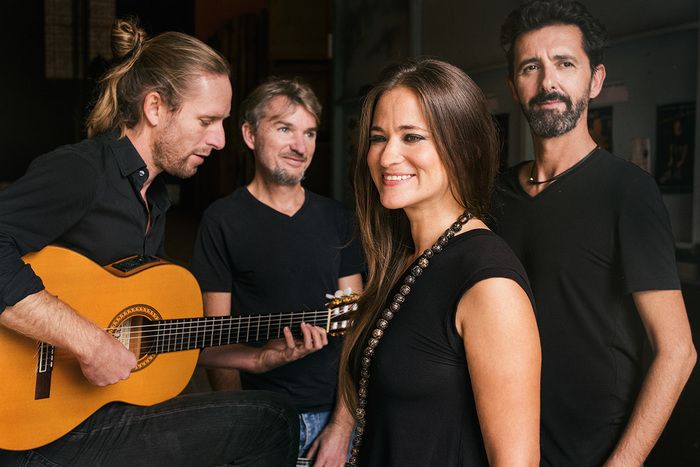 La rencontre improbable entre une voix argentine, un bouzouki grec, une guitare flamenca et des percussions afro-latines.