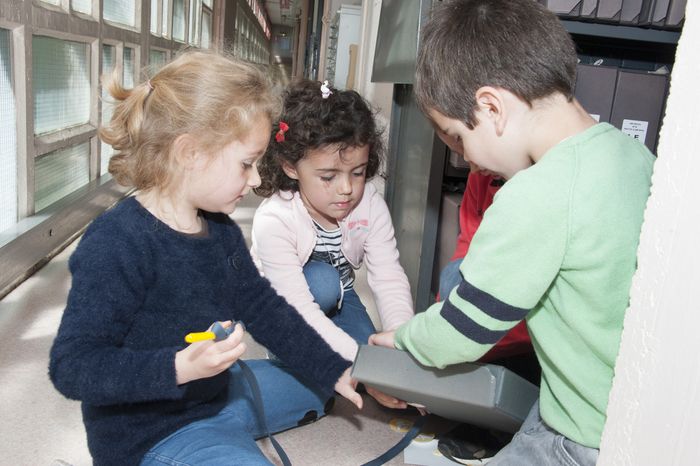 Au cours d’un périple au sein des Archives, les enfants s’amusent à plonger leurs mains de boîtes en boîtes et à découvrir les trésors des Archives du bout des doigts.