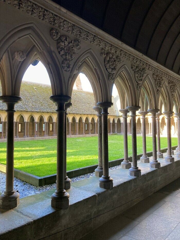 Die Abtei von Mont-Saint-Michel nimmt erneut an der Aktion «Rendez-vous aux jardins» teil, indem sie durch die Jahrhunderte begleitete Spaziergänge durch die Gärten von Mont-Saint-Michel anbietet.