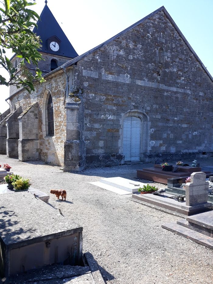 Pénétrez dans cet édifice et découvrez le maître-autel avec retable représentant le baptême de Clovis.