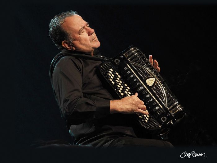 Richard Galliano et l'Orchestre National de Metz rendent hommage au tango orchestral de Piazzolla, mêlant accordéon et bandonéon dans un programme vibrant.