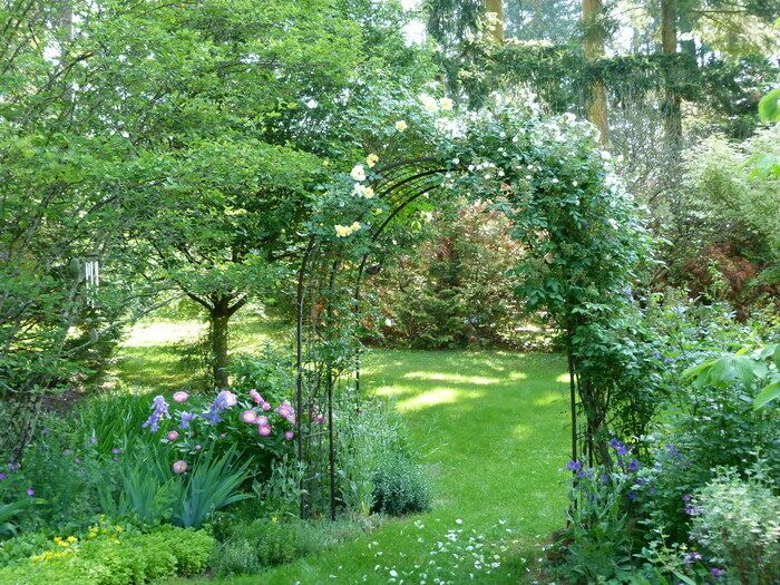 Anlässlich der «Rendez-vous aux jardins 2024» öffnet dieser private Garten, der seit 2007 von seinen Eigentümern angelegt und gepflegt wird, seine Türen.