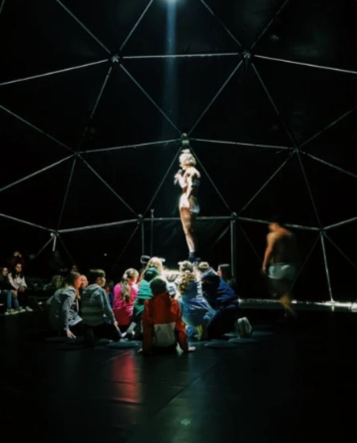 À la frontière entre cirque contemporain, théâtre et musique.