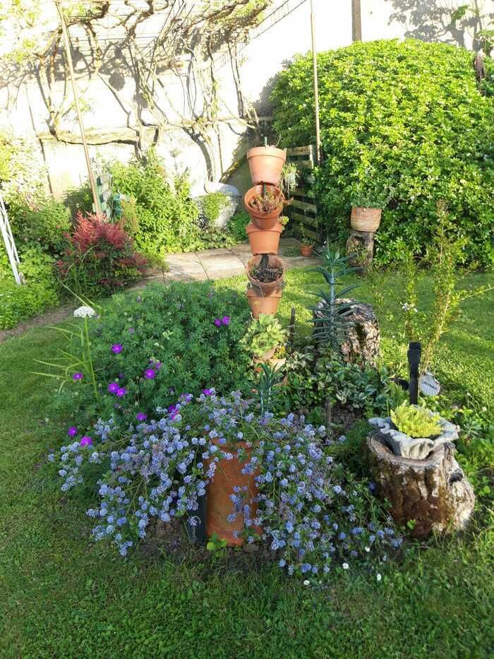 Ein schöner Dorfgarten, wo es sich gut legt. Mitglied des Vereins "Und wenn wir über Garten sprechen!" von Vierzon. Ein abwechslungsreicher und gemütlicher Garten auf dem Land.