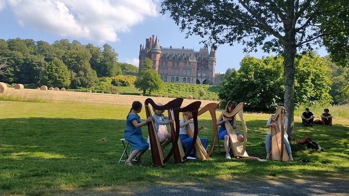 Musikalische Zwischenspiele, die von der Musikschule Haute Cornouaille " Korn Boud " angeboten werden, verzaubern Ihren Spaziergang in alle Ecken des Parks: Cello-Quartett, Harfen, Pianisten ...