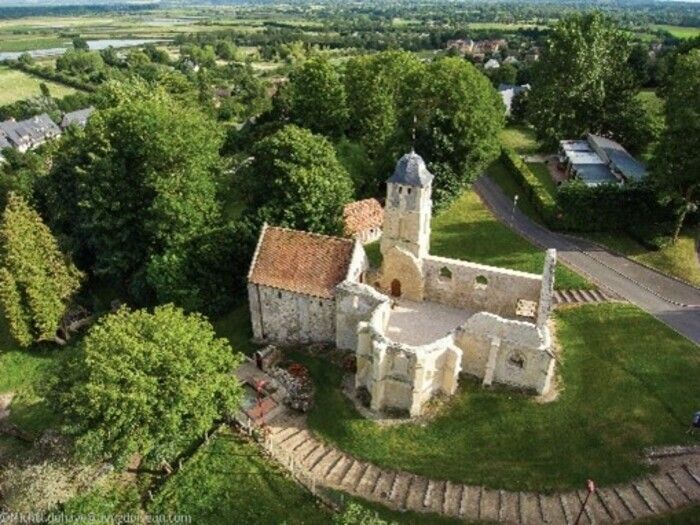 Beaucoup considèrent que la chapelle prieurale et l’église paroissiale ne formaient qu’un seul et unique édifice, le tout appelé «la chapelle de Saint-Arnoult».