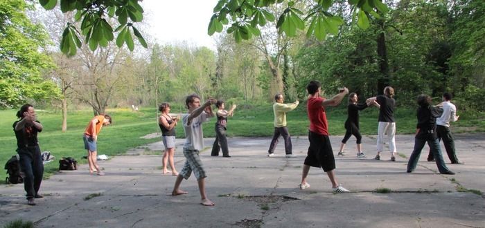 Le metteur en scène Mathieu Aubert propose l’atelier « Tai Ji Quan, poésie du geste dans le théâtre d’Armand Gatti » à la Parole errante, du 23 aout au 3 septembre.