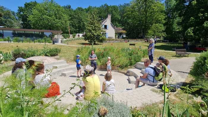 Entdecken Sie die bemerkenswerte Arbeit der Schüler der 4\. und 3\. Klasse des Collège Maurice Ravel de Montfort l'Amaury und ihrer Lehrerin Sandrine Ferrandin bei den organisierten partizipativen päd