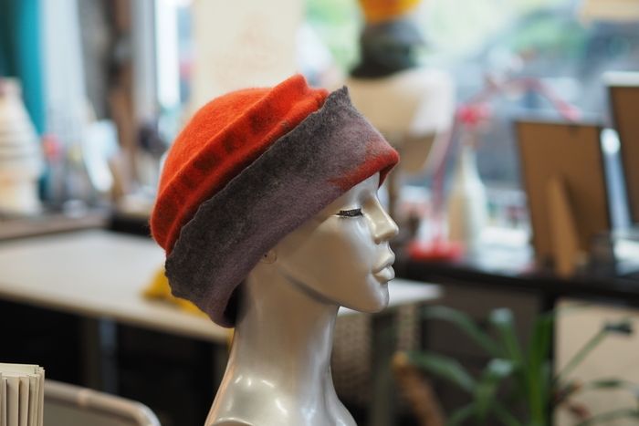 Atelier à la journée : initiation approfondie au feutrage de la laine via la réalisation d'un chapeau ou d'un béret en feutre artisanal