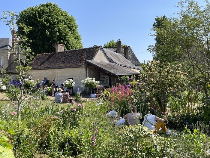 Es ist ein großer Garten mit einer Sammlung von Kletterrosen, Büschen und Lianen, begleitet von Beeten mit Stauden und Einjährigen, Dahlien und sehr originellen Sträuchern.