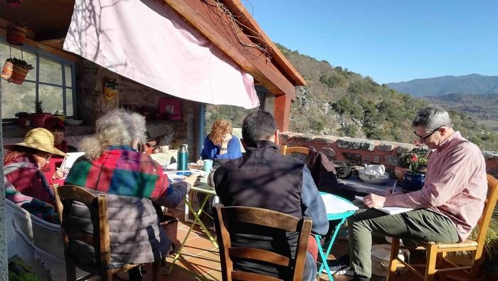 Atelier d'écriture créative en petit groupe, en maison de village avec terrasse et jardin.