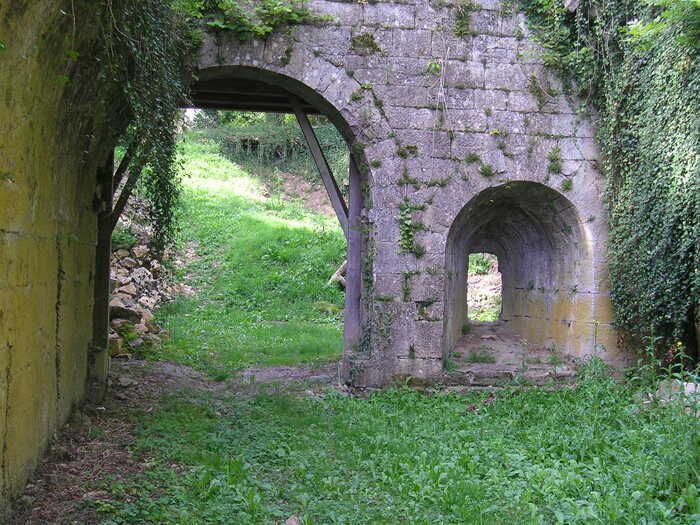 Cette ancienne place forte est aujourd'hui une agréable promenade. Afin de compléter votre balade, un dépliant de visite vous sera offert.