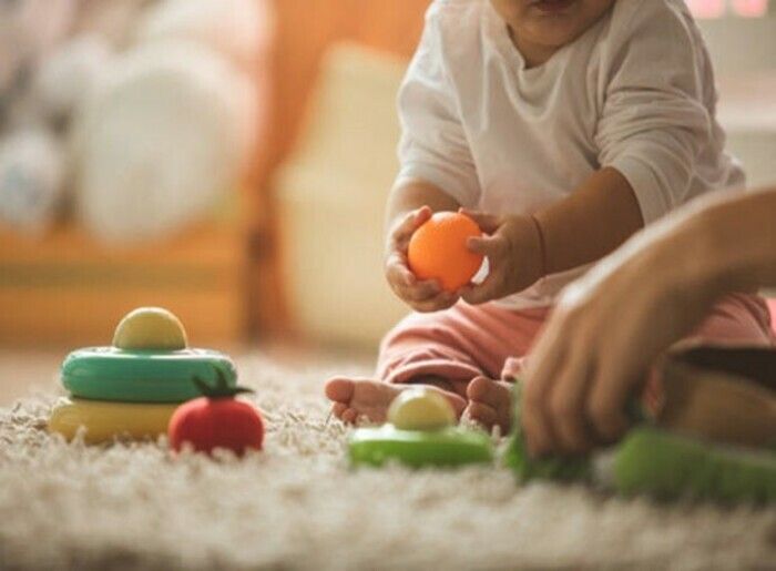 La toute nouvelle ludothèque accueille les tout-petits et leurs parents pour une matinée dédiée aux jeux dans un espace douillet spécialement aménagé pour eux.