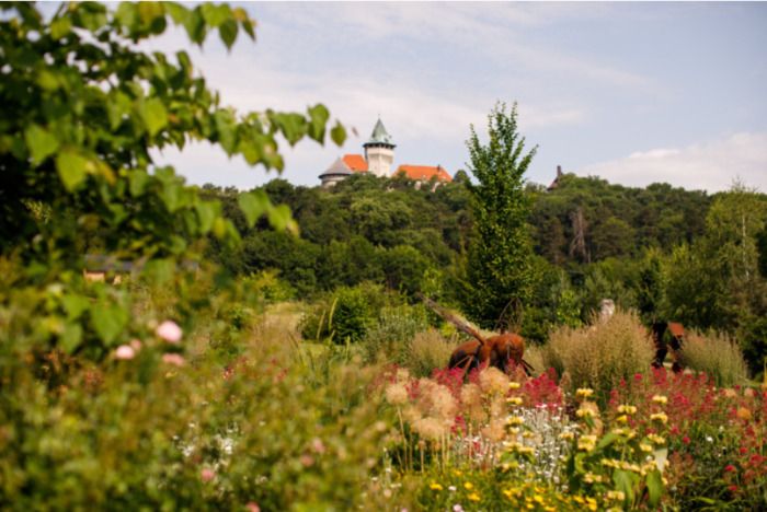 Imkergarten mit schöner Aussicht auf Schloss Smolenice. Blumenlabyrinth, viele Blumen und Bienenausstellungen, mit lokalen Honig café mit Terrasse. Programm während der Veranstaltung: Freitag 31.5.: …