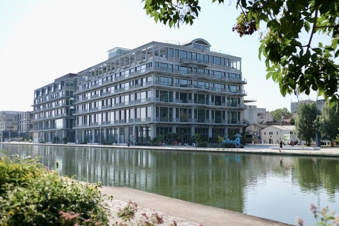 Découvrez deux bâtiments patrimoniaux emblématiques de l'effervescence artistique et des mutations urbaines du canal de l'Ourcq. Nés dans d'anciens bâtiments industriels les Magasins Généraux et la F…