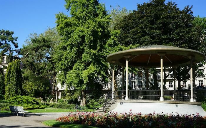 Jung und Alt, mobilisieren Sie alle Ihre Sinne, um diesen ruhigen englischen Garten im Herzen des umgebauten Zentrums zu entdecken. Dieser Platz, eine wertvolle Insel der Frische im Stadtzentrum, gehö