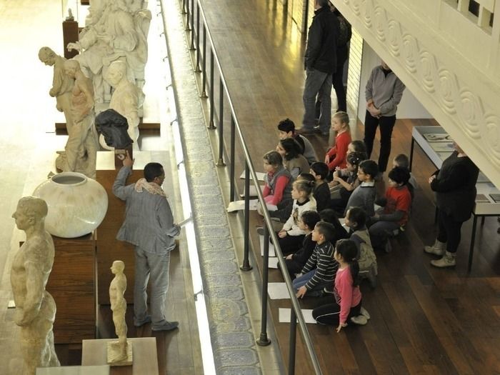 Chaque dimanche de 16h à 17h30, le musée propose, en parallèle à la visite des adultes, une animation pour les enfants, dès 4 ans, qui les accompagnent.