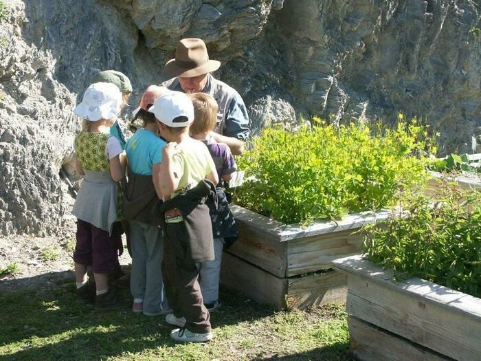 Möchten Sie ein ungewöhnliches Erlebnis erleben? Gehen Sie durch die Tür des Gartens des Gouverneurs und lassen Sie sich von unseren kleinen Workshops überraschen! Hand- und Zeichenspiele, Wortspiele