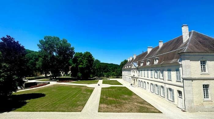 Découvrez une abbaye cistercienne et ses jardins. Un plan en plusieurs langues est disponible. Pour une visite plus complète, nous vous invitons à télécharger gratuitement l’application sur votre sma…