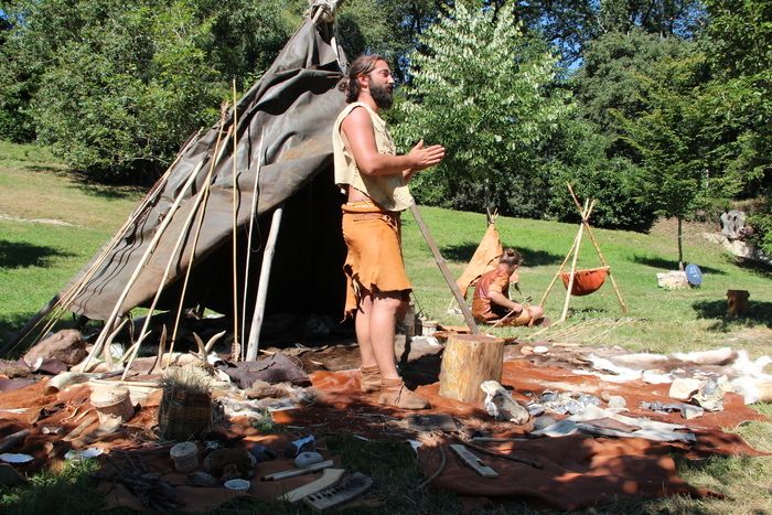 Le Musée de l’Aurignacien et l’association Sapiens Origines vous proposent de découvrir le mode de vie des hommes préhistoriques à travers la reconstitution d’un campement du Paléolithique