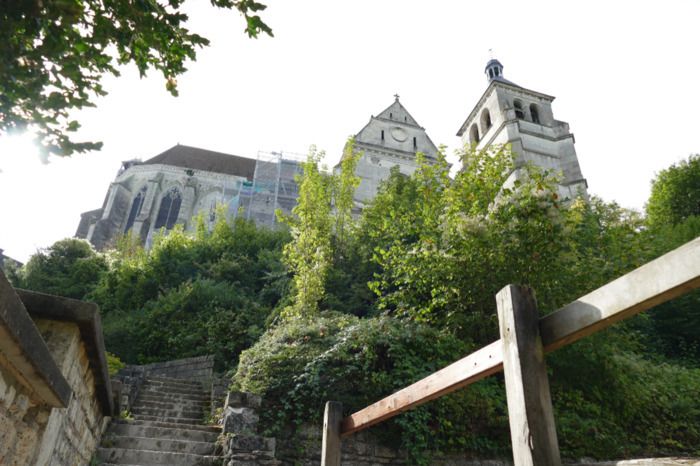 Anlässlich des Rendezvous in den Gärten 2024 genießen Sie einen außergewöhnlichen Blick auf Thunder, seine Natur und Vegetation. Spazieren Sie durch die Terrassengärten unter der Kirche und...