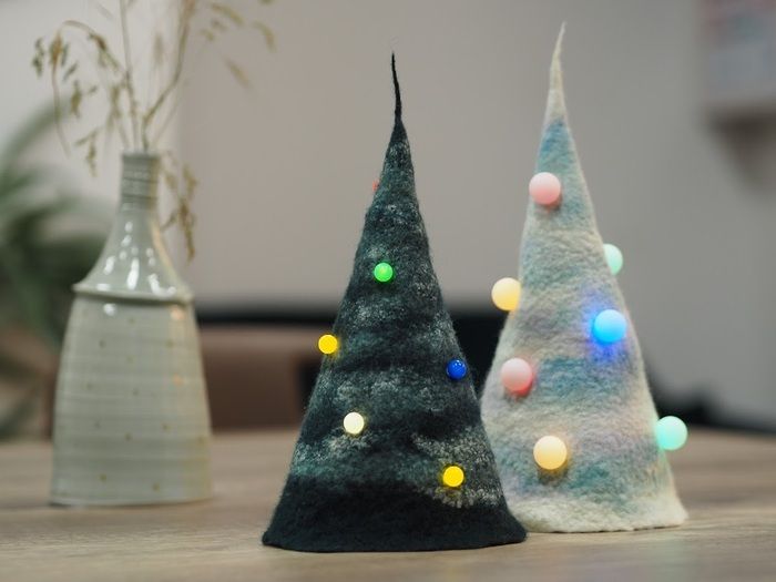 Un petit sapin de table et ses boules lumineuses pour rendre unique votre déco de Noël ?