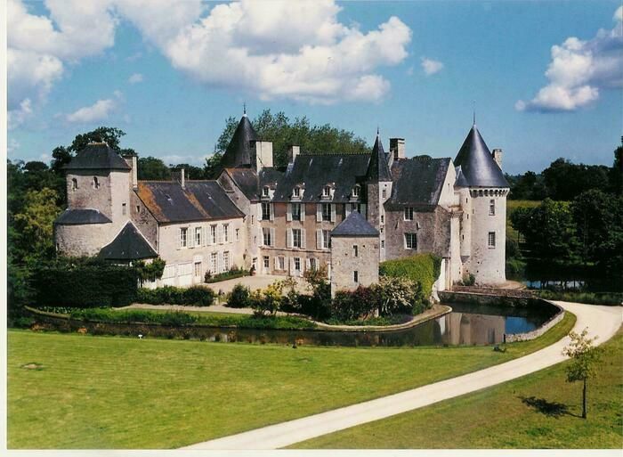 Forteresse médiévale avec tours massives et douve en eau. Revivez 1000 ans d'histoire normande et laissez-vous envoûter par la beauté unique de ce monument habité par la même famille depuis 300 ans.