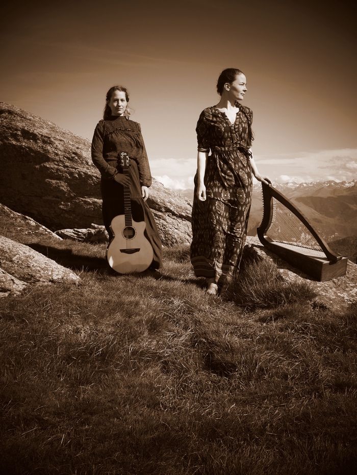 Découvrez le duo « Araëlle » qui nous fera vibrer avec des chants et des sons issus des Terres Celtes. On vous attend à partir de 18h30 pour une expérience unique et musicale bien sûr !
