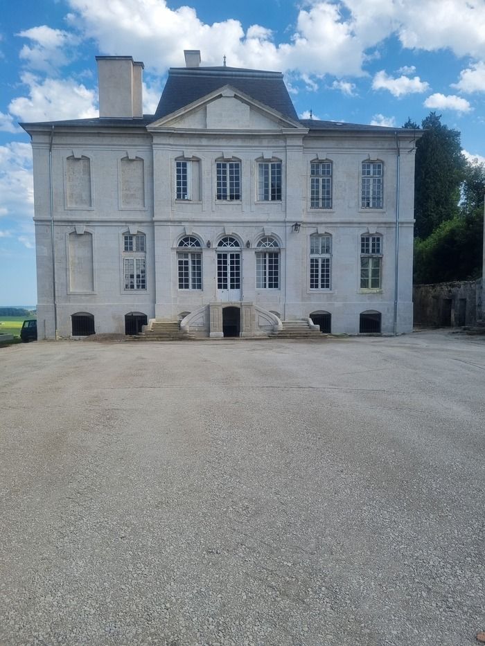 Découvrez, en visite guidée ou libre, une partie de ce Château du XVIIIème siècle, ainsi que son parc.