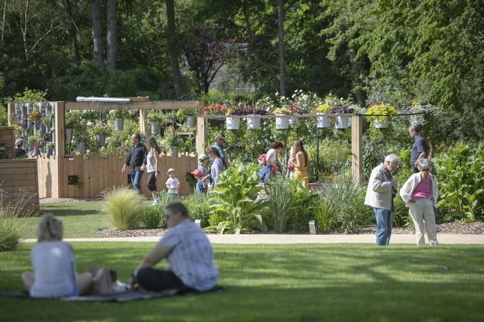 Wecken Sie Ihre Sinne, um den Blumenpark von Roseraie (wieder) zu entdecken. Atmen Sie tief ein, um den Duft der Rosen zu genießen, und schärfen Sie dann Ihre Geschmacksnerven, um einige Produkte zu p