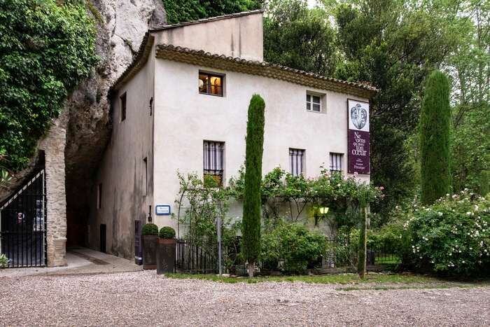 Gedenkstätten, das Museum-Bibliothek Franz Petrarca und sein Garten lassen ein schriftliches und künstlerisches Erbe rund um die erste humanistische Figur des Mittelalters, Franz Petrarca und den Dich