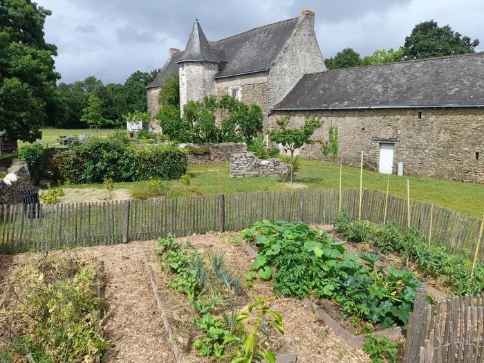 Die Umgebung von La Longère wurde von den Gärtnern der Stadt umgestaltet, um verschiedene und ergänzende Gartenbereiche aufzunehmen: eine blühende Wiese, ein pädagogischer Gemüsegarten, kleine...